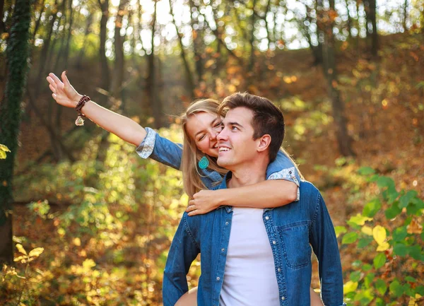 Gelukkig paar jongen en meisje in bos park veel plezier samen — Stockfoto