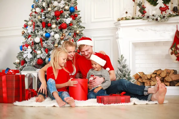 Yılbaşı ağacının yanındaki Noel 'de evde mutlu bir aile. — Stok fotoğraf