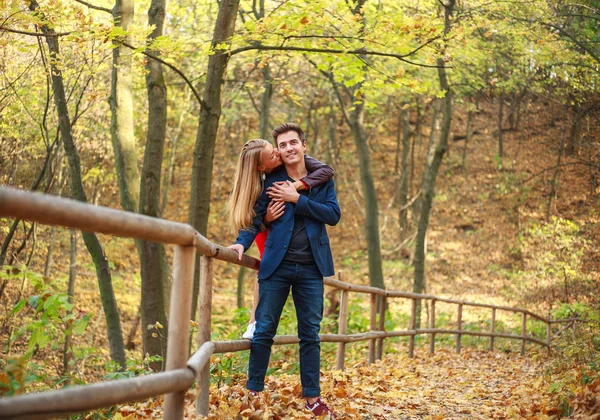 Cara com menina feliz casal juntos no floresta parque — Fotografia de Stock