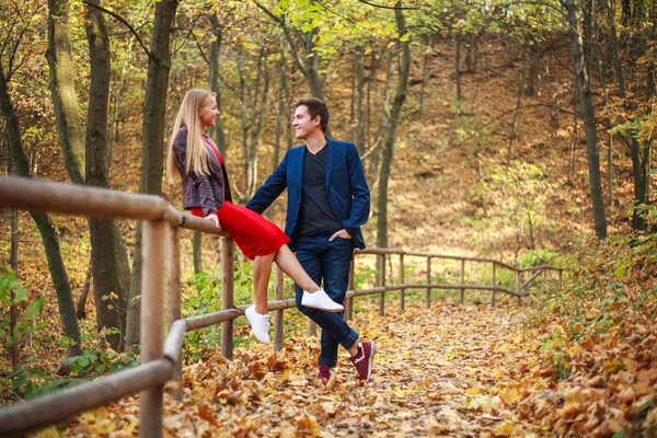 Cara com menina feliz casal juntos no floresta parque — Fotografia de Stock