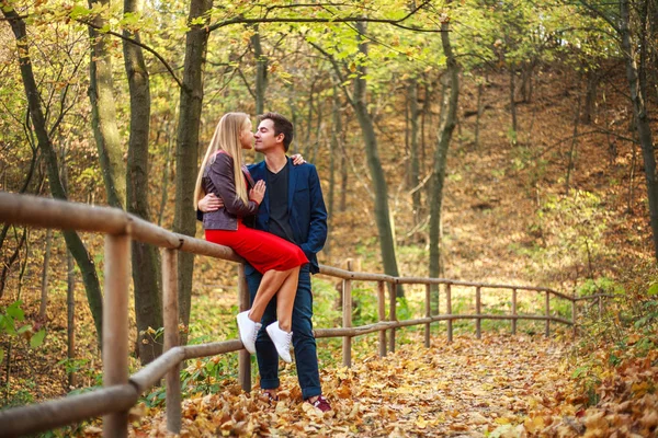 Guy with girl happy couple together in forest park — Stock Photo, Image