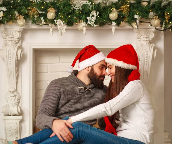 Glückliches Paar in Liebesbeziehung zu Weihnachten — Stockfoto