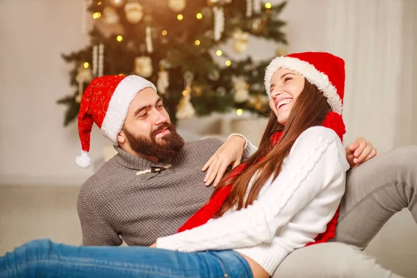 Glückliches Paar in Liebesbeziehung zu Weihnachten — Stockfoto