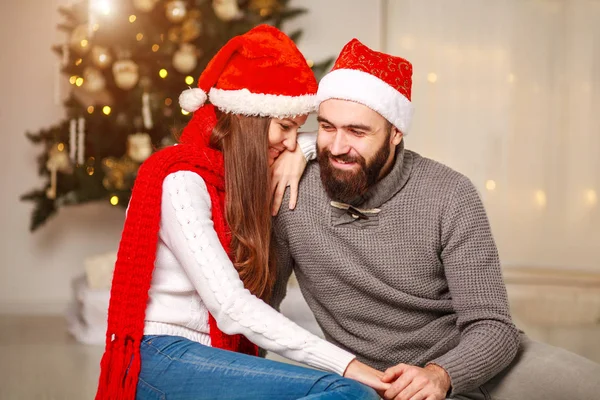Lyckliga par i kärlek tillsammans vid jul — Stockfoto