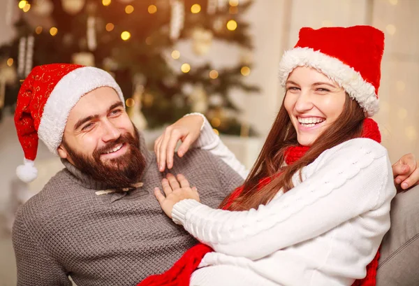 Šťastný pár v lásce vztah spolu na Vánoce — Stock fotografie