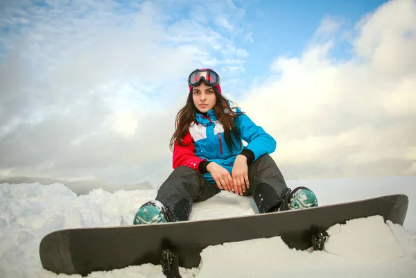 年轻女子在冬山与雪板，极限运动 — 图库照片