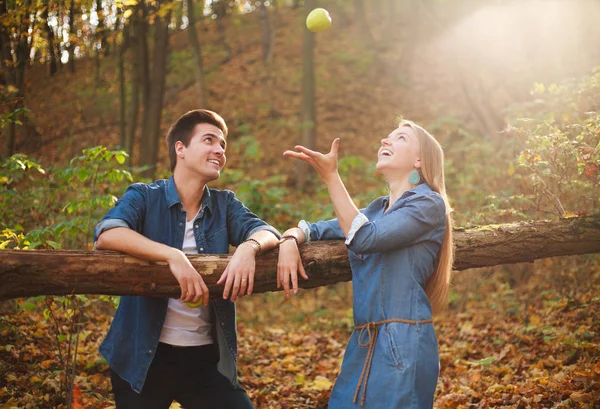 Jovem casal feliz no amor na floresta com maçã, relacionamento — Fotografia de Stock