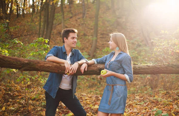 Jovem casal feliz no amor na floresta com maçã, relacionamento — Fotografia de Stock