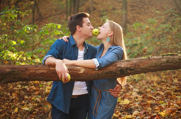 Unga lyckliga par kär i skogen med äpple, relation — Stockfoto