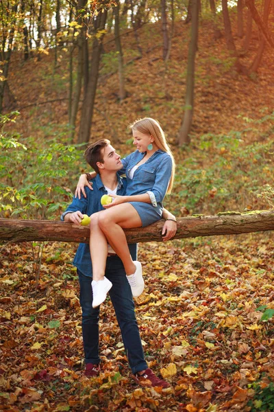 Fiatal boldog pár az erdőben, alma, kapcsolat — Stock Fotó