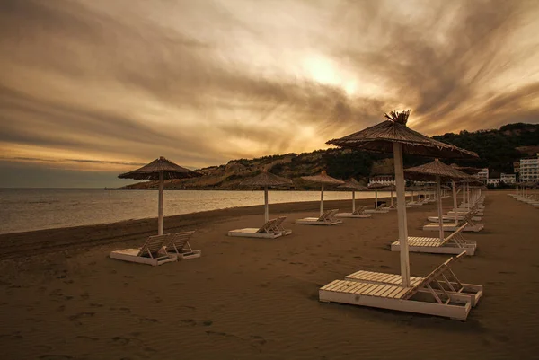 Lehátka na prázdné písečné pláži u moře, Černá Hora, Ulcinj — Stock fotografie