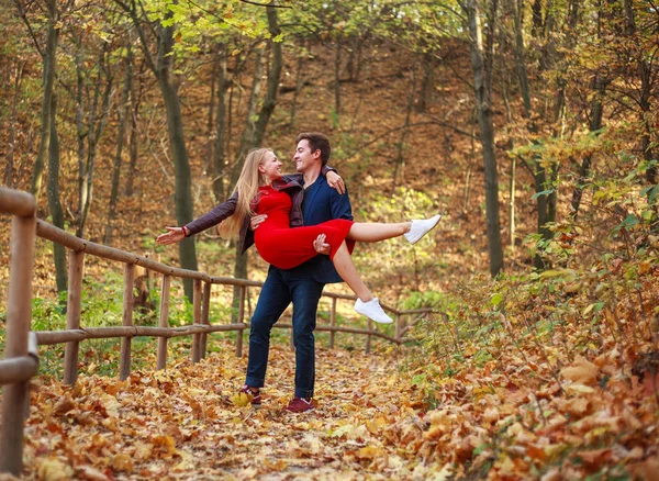 Feliz casal recém-casados no amor no parque florestal se divertindo — Fotografia de Stock