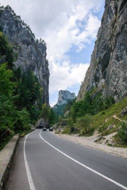 Dağlar arasındaki kayalık geçitte asfalt yol, Bicaz, Romanya