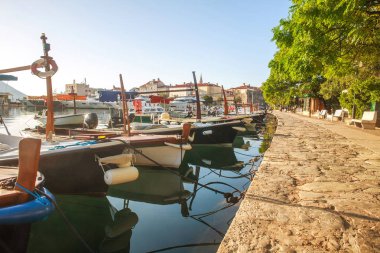 Deniz kenarındaki sahil limanı güneşli yaz günlerinde yatlarla dolu.