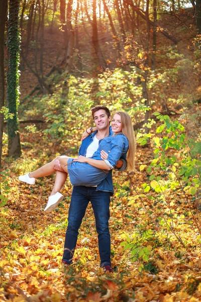 Jong gelukkig paar verliefd samen in bos park op zonnige dag — Stockfoto