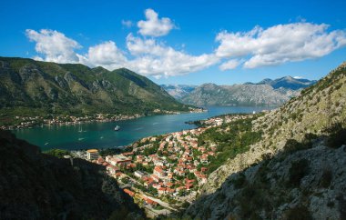 Kotor Körfezi 'nin ve dağlarla çevrili eski kasabanın üst manzarası