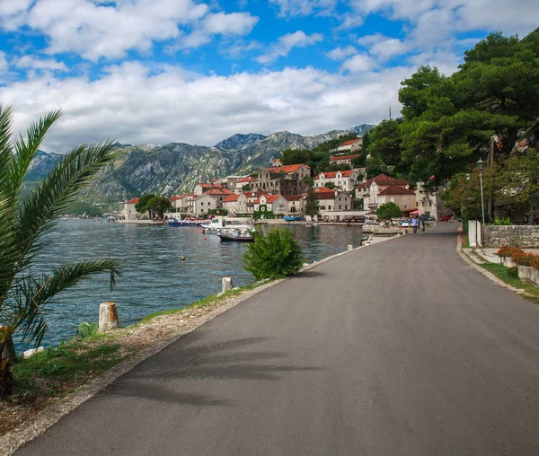 Summer landscape of the Kotor bay with views of mountains — Stock Photo, Image