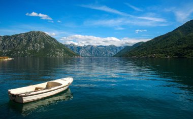 Dağların ve gökyüzünün arka planında Kotor Körfezi manzarası
