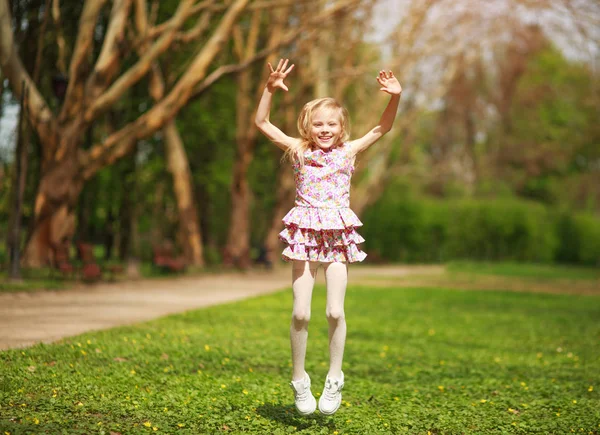 Niña Alegre Saltando Felicidad Parque Verde Primavera — Foto de Stock