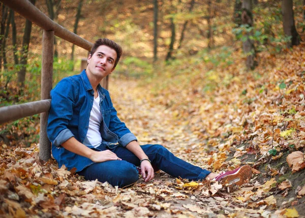 Jonge Pensive Dromerige Man Man Een Bos Park Geniet Van — Stockfoto