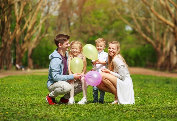 Família Feliz Parque Verão Ensolarado Divertindo Juntos Grama Estilo Vida — Fotografia de Stock