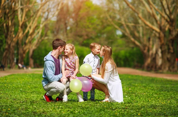 Familia Feliz Soleado Parque Verano Divirtiéndose Juntos Hierba Estilo Vida — Foto de Stock