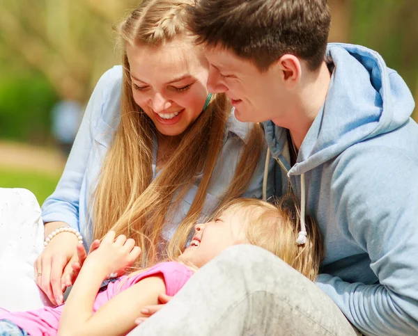 Güneşli Bir Yaz Parkında Mutlu Bir Aile Çimenlerde Birlikte Eğleniyor — Stok fotoğraf