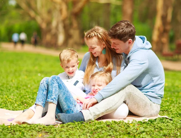 Famille Heureuse Dans Parc Été Ensoleillé Amuser Ensemble Sur Herbe — Photo