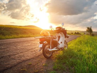 Boş bir kır yolunda motosiklet, seyahat özgürlüğü, aktif yaşam tarzı