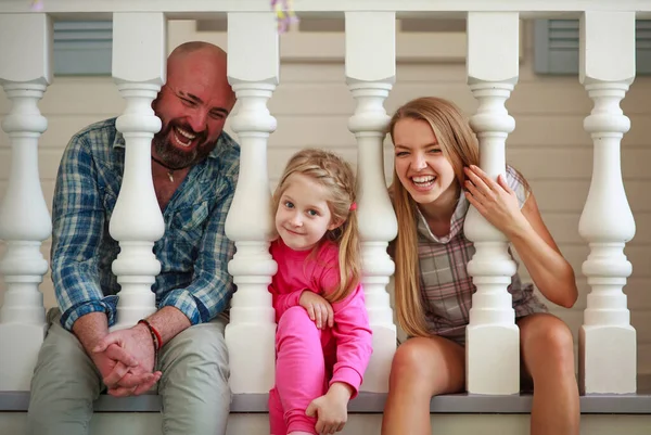 Giovane Famiglia Con Bambina Sedersi Casa Divertirsi Insieme Sul Portico — Foto Stock