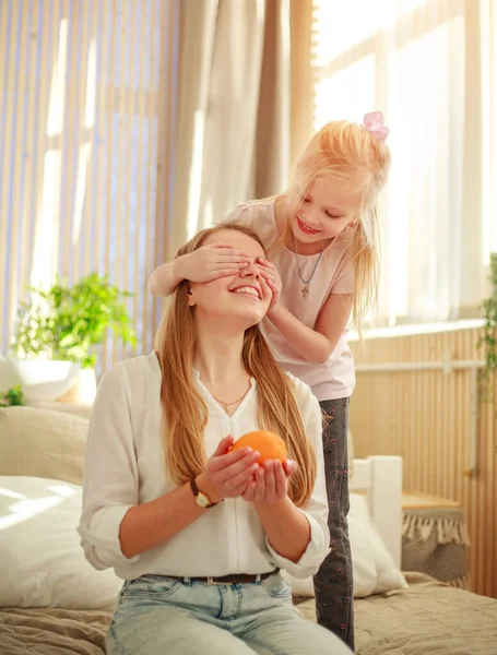 Jonge Moeder Met Dochter Kind Spelen Plezier Thuis Slaapkamer Gelukkige — Stockfoto