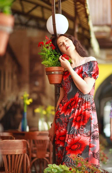 Sensuale Attraente Giovane Donna Lungo Abito Colorato Sulla Strada Una — Foto Stock