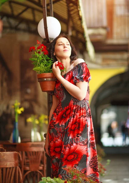 Sensual Atraente Jovem Mulher Vestido Colorido Longo Rua Uma Antiga — Fotografia de Stock