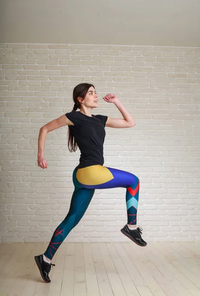 Aktiv Atletisk Smal Ung Kvinna Löpare Gör Stretching Övningar Hoppa — Stockfoto