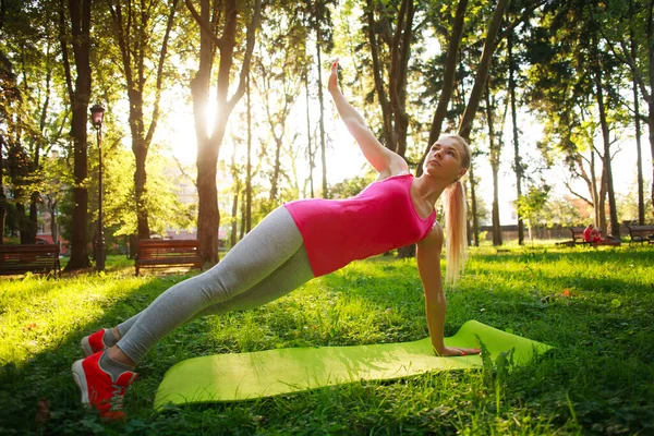 Jong Atletisch Meisje Doet Fitness Oefeningen Een Zomer Groen Park — Stockfoto