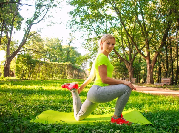 Νεαρή Αθλητική Κοπέλα Που Κάνει Ασκήσεις Γυμναστικής Ένα Καταπράσινο Πάρκο — Φωτογραφία Αρχείου