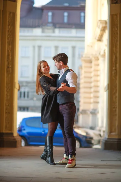 若いカップルの男と女の子がヨーロッパの町の通りで一緒に踊る — ストック写真