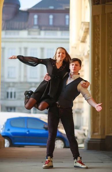 Jovem Casal Cara Menina Dançando Juntos Rua Uma Cidade Europeia — Fotografia de Stock