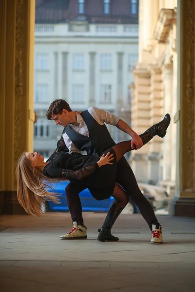 Genç Bir Çift Bir Avrupa Şehrinin Caddesinde Dans Ediyor — Stok fotoğraf