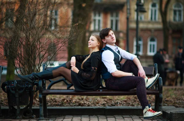 Sevgi Dolu Genç Bir Çift Bir Adam Kız Şehir Parkında — Stok fotoğraf