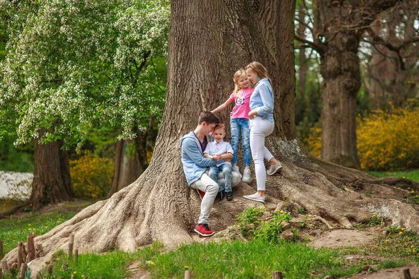 Familia Joven Con Dos Hijos Hija Hijo Jardín Botánico Parque — Foto de Stock