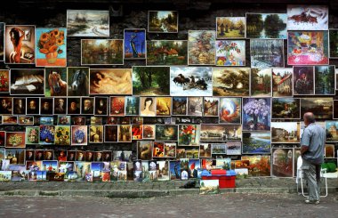 Eylül 2013 yılında eski şehir surları üzerinde Polonya Krakow sokak Galeri.