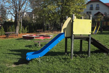 Parkta sonbahar, çocuklar için boş bir oyun alanı ... 