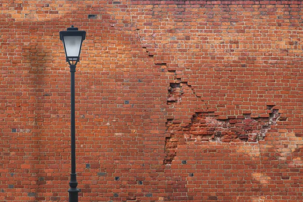 Lámpara Calle Metal Negro Sobre Fondo Una Pared Ladrillo Rojo — Foto de Stock