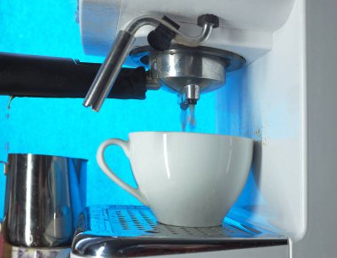 Kahve makinesi, barista kahve yapar. ...