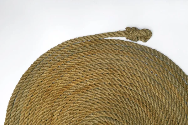 麻製のロープ 編組と円でねじれ 白い背景 — ストック写真
