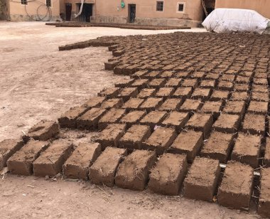 Fas 'ta kurumuş tuğlalar, çimen sapları ve suyla karıştırılmış kil. ...