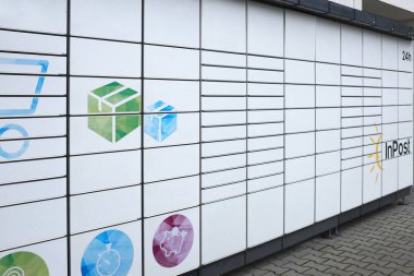Inpost nakliye şirketinin standart paket makineleri. Birçok Avrupa ülkesinde lojistik operatörü. İnternet alışverişi. Şirket 2006 yılında Polonya 'da, şu anda İngiltere, Avusturya ve İtalya' da kuruldu.. ....