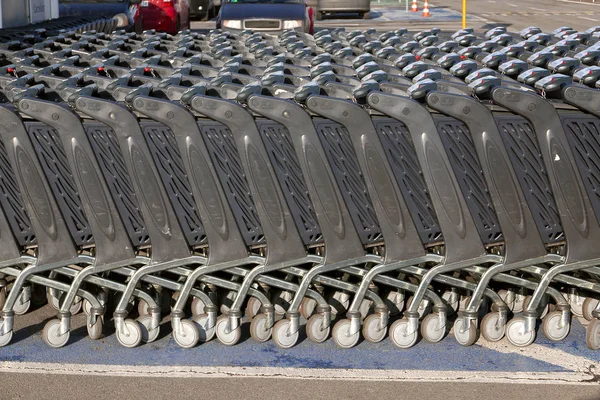 Rangées Chariots Plastique Devant Hypermarché Arrière Plan Parking — Photo
