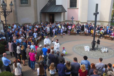 Paskalya baharı, Katolik kilisesinde yemek kutsama geleneği. Wieliczka 'daki Saint Parish Klemensa, Polonya 2019. Geleneksel Paskalya yemekleri. Bir grup insan törene katılıyor. ...